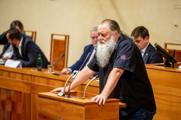 Kontroly testovaných a očkovaných se v restauracích dodržovat nebudou, předpokládá Senátor za ODS