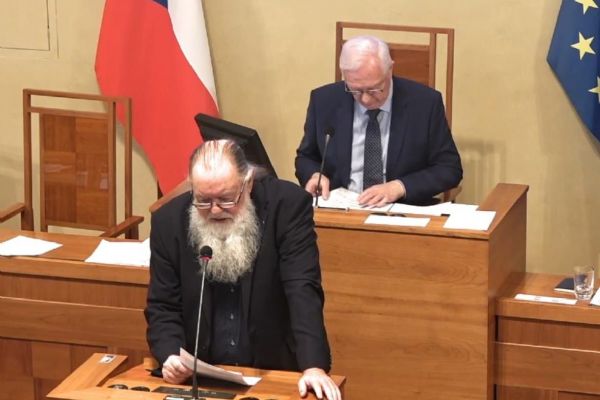 Plzeňský senátor Aschenbrenner chce změnit pravidla pro odměňování investičních poradců